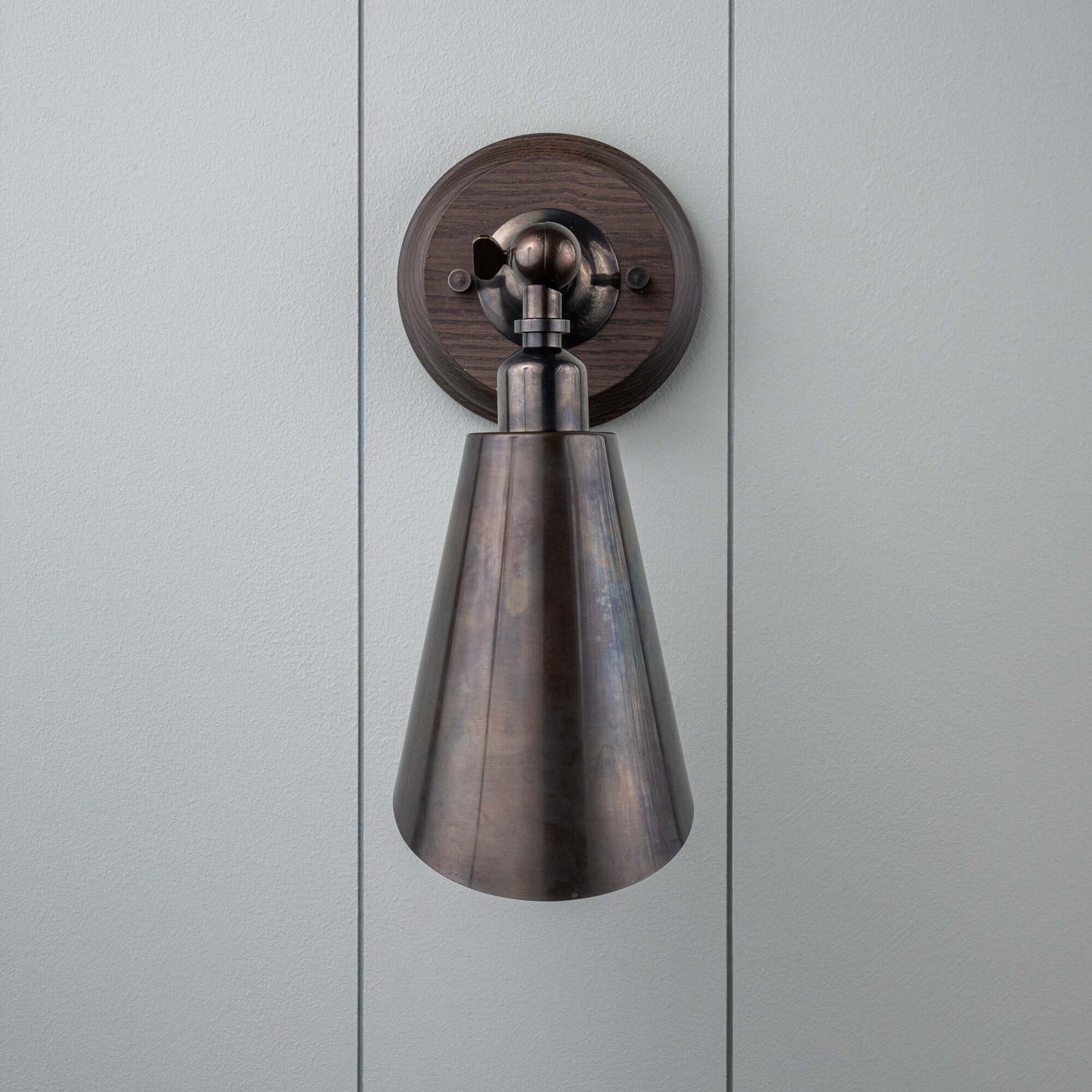 Focus Wall Light With Metal Lampshade - By NiX