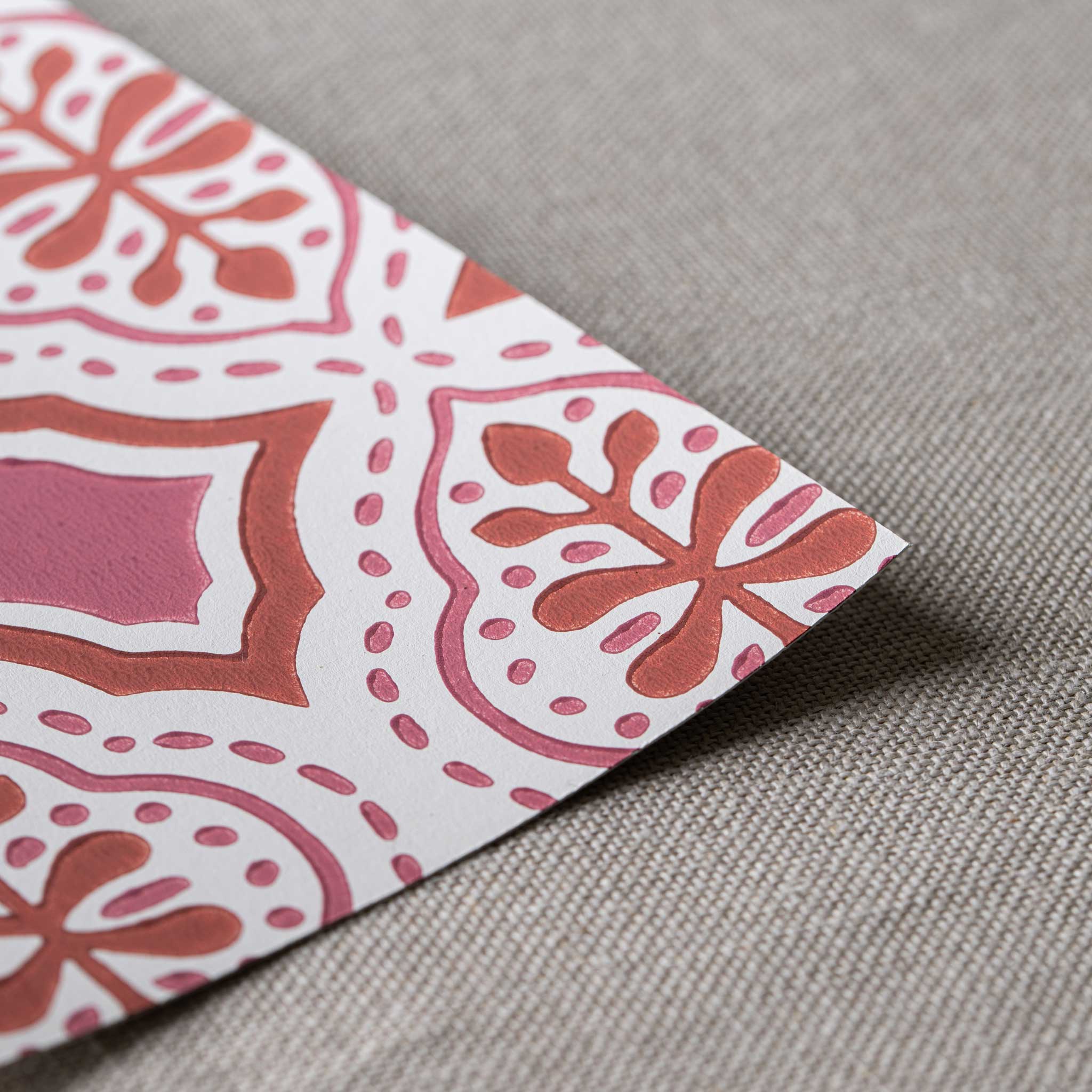 Rhombus Wallpaper neat edge in Rhubarb and Pink