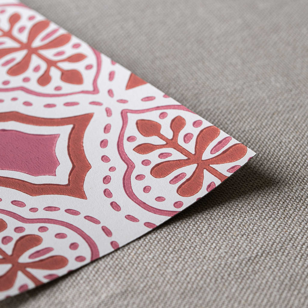 Rhombus Wallpaper neat edge in Rhubarb and Pink