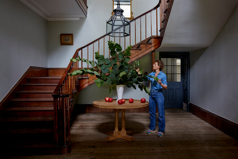 Nix Standing near the round table with stairs 