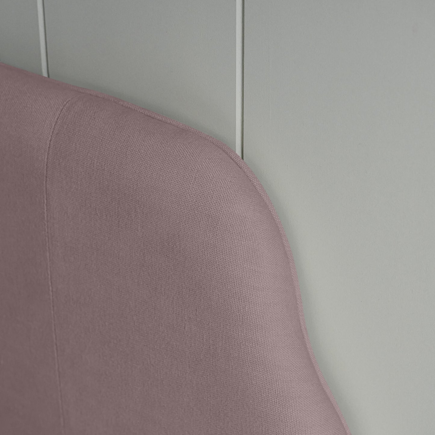 Upholstered bed in laidback linen heather highlighting the finishing and quality in a close-up.