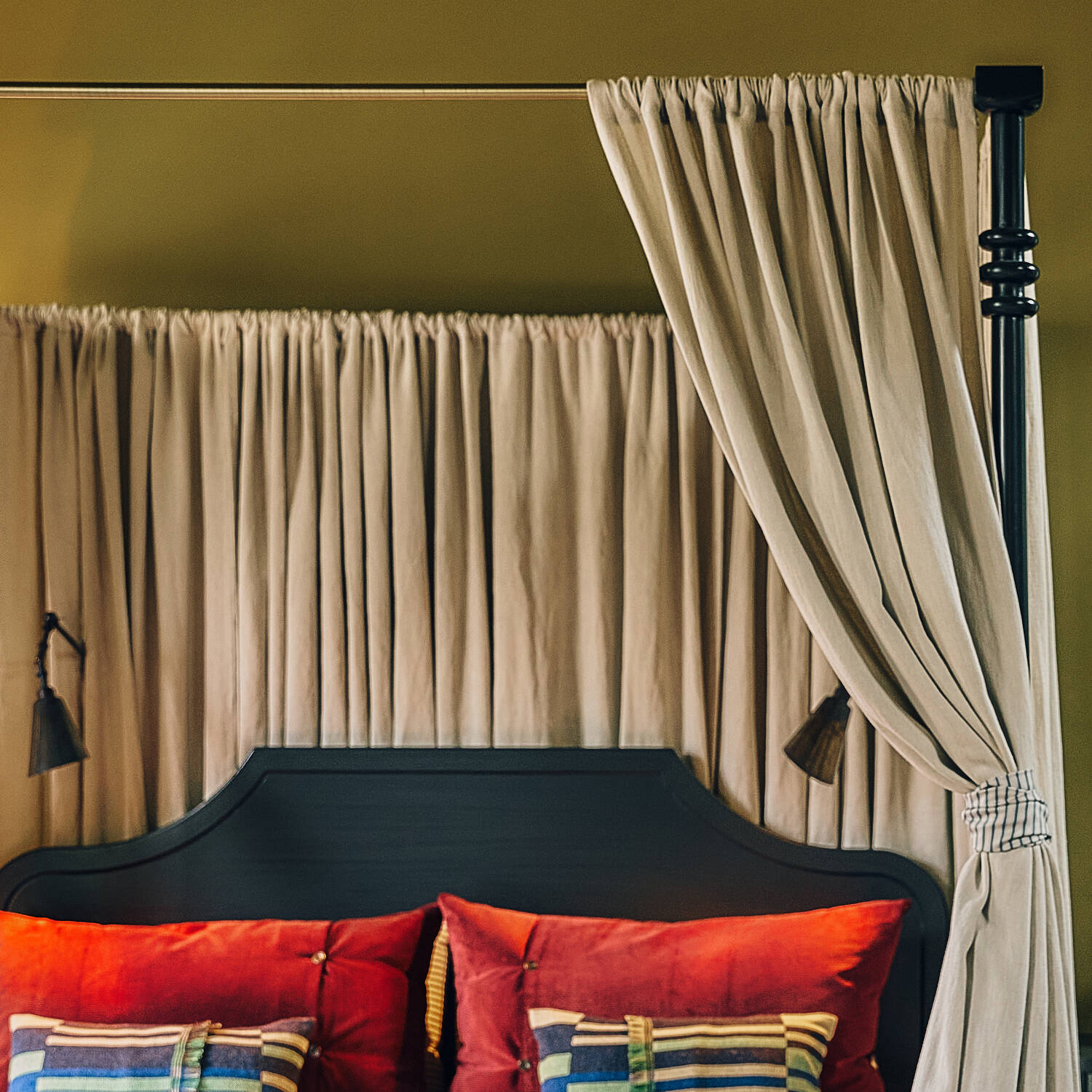  Folly Four Poster Bed in Jet Black 