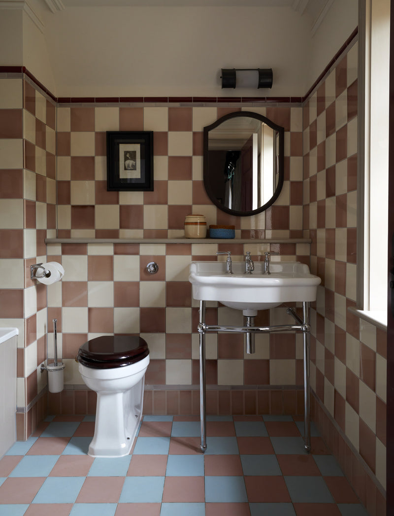 Lavatory at Country House, Leatherhead – designed by Nicola Harding & Co.