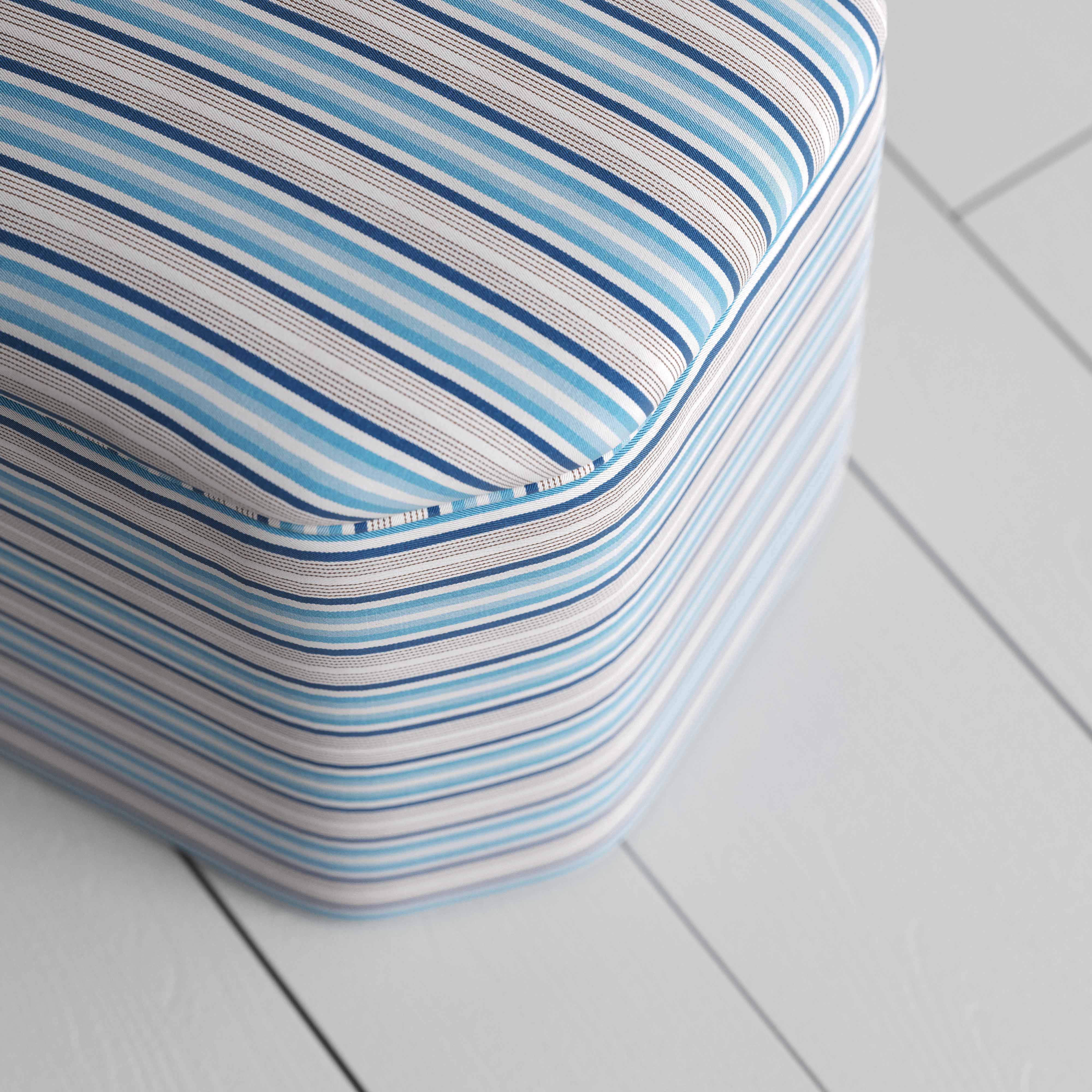  Stylish ottoman with blue and white stripes, ideal for enhancing the aesthetic of your living space. 