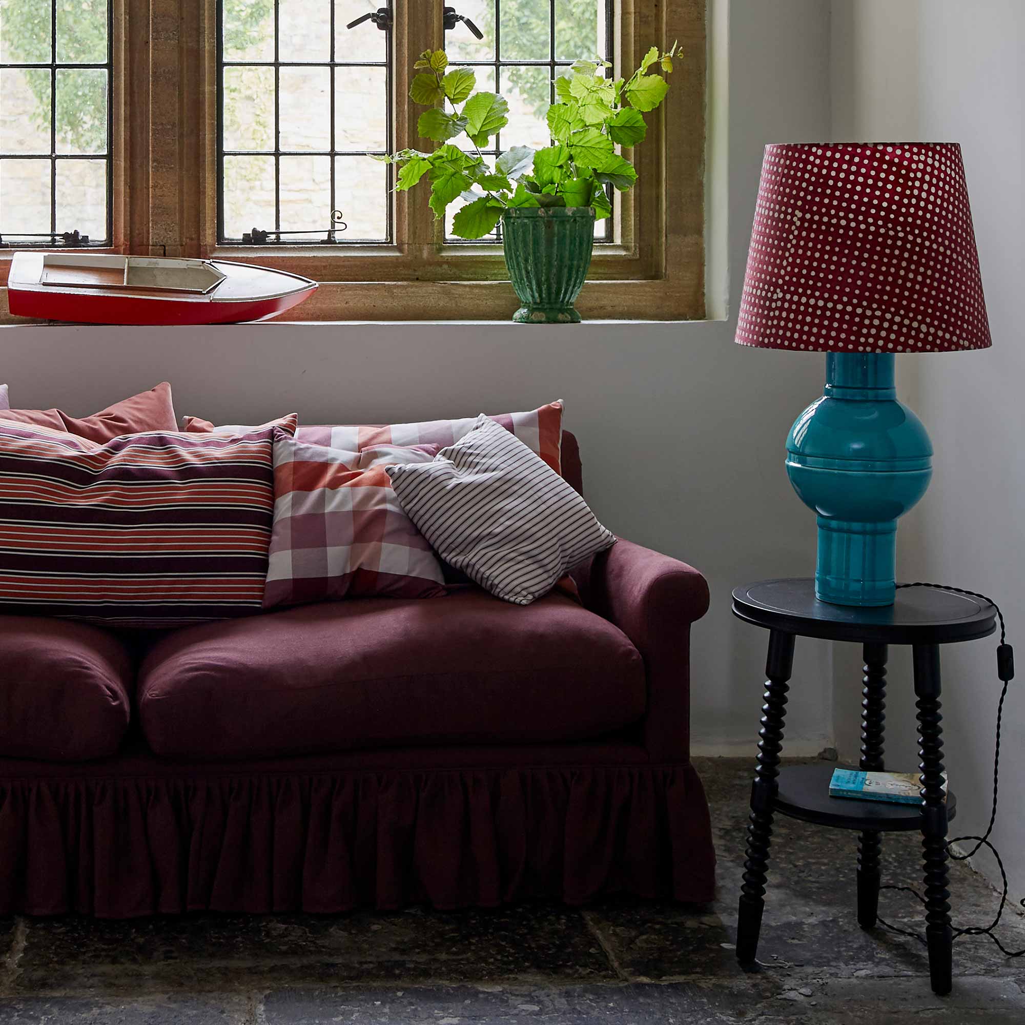  4 Seater sofa with Spindle Side Table, Carbon Black, With Orb Ceramic Table Lamp Base in Turquoise With lampshade - By NiX 